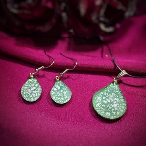 Light Green Drop Shape Cirrocumulus Murano Glass Necklace Earrings Set, Venetian Beads, Vintage Murano Glass Necklace Earrings Set