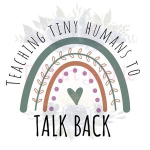 Puede incluir: Un arcoíris verde, marrón y morado con un corazón en el centro y el texto "Teaching Tiny Humans To Talk Back" alrededor. El arcoíris está rodeado por un diseño floral de acuarela.