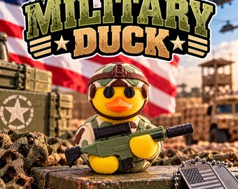 Puede incluir: Un pato de goma amarillo con casco y chaleco de camuflaje, sosteniendo un rifle de juguete verde. El texto "MILITARY DUCK" aparece arriba. En primer plano, una placa de identificación metálica con la bandera de EE. UU. sobre una caja.