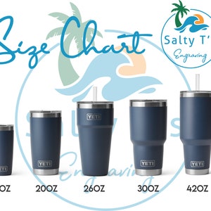 K&ouml;nnte beinhalten: Gr&ouml;&szlig;entabelle f&uuml;r Yeti-Becher in f&uuml;nf Gr&ouml;&szlig;en: 10 oz, 20 oz, 26 oz, 30 oz und 42 oz. Die Becher sind alle marineblau mit einem silbernen Deckel und dem Yeti-Logo. Die Tabelle ist mit "Salty T's Engraving" beschriftet.