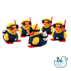 Puede incluir: Cinco patos de goma amarillos vestidos de buceadores, cada uno con un chaleco azul oscuro, esn&oacute;rquel rojo, m&aacute;scara de buceo negra y aletas rojas, con tanques de aire plateados en la espalda. Logo con un pato y Salty T's 3D Printing.