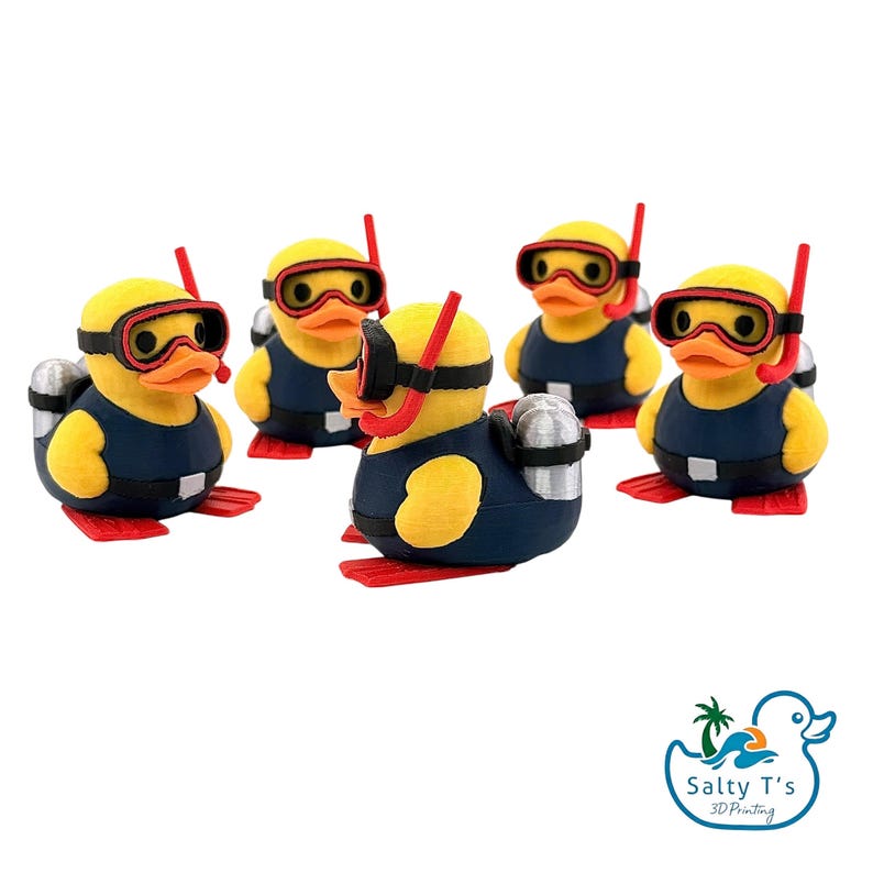 Puede incluir: Cinco patos de goma amarillos vestidos de buceadores, cada uno con un chaleco azul oscuro, esn&oacute;rquel rojo, m&aacute;scara de buceo negra y aletas rojas, con tanques de aire plateados en la espalda. Logo con un pato y Salty T's 3D Printing.