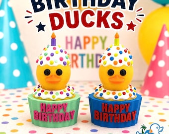 Puede incluir: Dos figuras de patos amarillos con forma de pastelitos con glaseado blanco y chispas de colores, cada una coronada con una pequeña vela. La base izquierda es verde claro y la derecha es azul, ambas con el texto HAPPY BIRTHDAY en relieve.