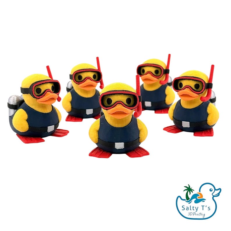 Puede incluir: Cinco patos de goma amarillos vestidos de buceadores, cada uno con un chaleco azul oscuro, m&aacute;scara de buceo roja y aletas rojas. Cada pato tiene un tubo de respiraci&oacute;n rojo y un tanque de ox&iacute;geno plateado. Logo con un pato y Salty T's 3D Printing.