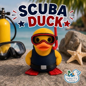Puede incluir: Una figura de pato amarillo con traje de buceo azul oscuro, aletas rojas y una m&aacute;scara de buceo roja y negra con tubo. El texto SCUBA DUCK aparece sobre el pato y el logotipo de Salty T's 3D Printing est&aacute; en la esquina inferior.