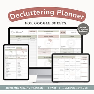 Puede incluir: Un planificador digital de organización para Google Sheets mostrado en un monitor de computadora y dos tabletas. La interfaz incluye un panel, seguimiento por habitaciones, un método 1,2,3 y un bingo. Texto: Decluttering Planner.