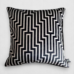 Funda de cojín con estampado de laberinto en blanco y negro: un toque geométrico moderno y audaz