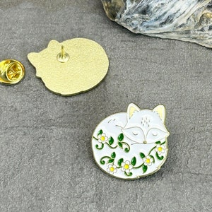 Enamel Pin / Brooch - White Fox - Pin with brass clasp