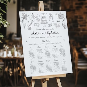Könnte beinhalten: Eine weiße Hochzeits-Sitzordnung auf einer Holzstaffelei. Auf der Tafel stehen die Namen "Arthur & Ophelia" und das Datum "Samstag, 20. August 2023". Dekorative Kritzeleien von Champagner, Kuchen und einer Discokugel zieren die Oberseite. Die Sitzordnung ist unten aufgeführt.