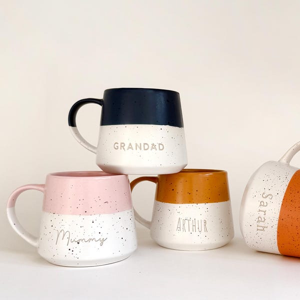 Personlig tvåfärgad, fläckig keramikmugg - Graverad te- och kaffekopp - Present till honom, henne, mamma eller pappa