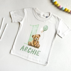 Personalisiertes Geburtstags-T-Shirt für Babys und Kinder - Geburtstags-Top - Grüner Teddybär - Erster, zweiter oder dritter Geburtstag - One Today