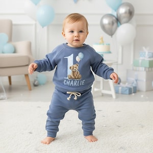 Gepersonaliseerde eerste verjaardag trainingspak voor baby's en kinderen - verjaardagsoutfit jongens - blauwe teddybeer - One Today