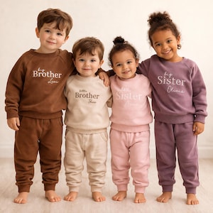 Peut inclure: Quatre enfants portant des ensembles assortis de sweat-shirts et de pantalons de survêtement. Les sweat-shirts sont marron, beige, rose et violet. Chaque sweat-shirt porte l'inscription "big Brother Levi", "little Brother Theo", "little Sister Anna", et "big Sister Olivia" en blanc.