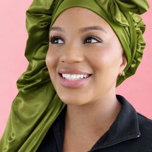 Gorro de satén extralargo de doble capa, con lazo ajustable reversible, ajuste seguro para cabello largo, trenzas, rastas y extensiones. Olive Green Long