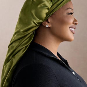 Gorro de satén extralargo de doble capa, con lazo ajustable reversible, ajuste seguro para cabello largo, trenzas, rastas y extensiones. imagen 13