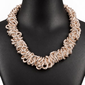 Gargantilla gruesa plateada, collar de cadena escultural, inspirada en Trinny.
