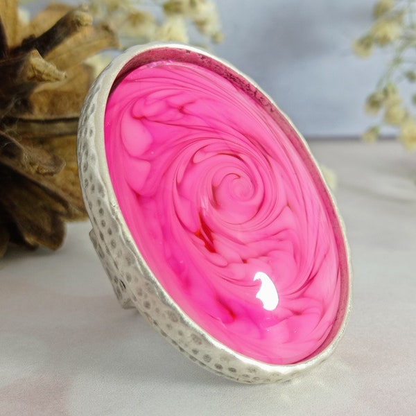 Bague cabochon rose vif vif, déclaration de bague trippy ovale parfaite, grosse bague de cocktail en résine épaisse unique, bagues psychédéliques uniques