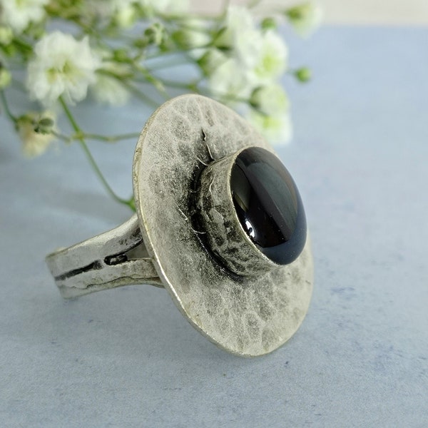 Glossy Black Resin Circular Ring, Hammered Silver Zamak Big Round Ring, Expandable Large Size Dressy Ring, Cocktail Statement Ring