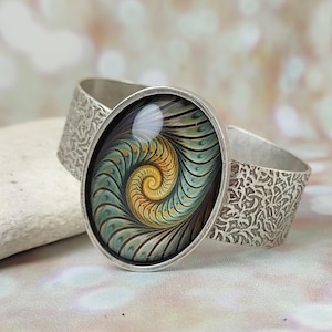 Grote brede dikke manchetarmband, grote fossiele stenen armband, ongebruikelijk statement brede manchetarmband, brede zilveren zware armband