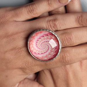 Rosa moderner Nautilus Art-Glascabochonring, voll runder Statementring Groß, großer Kreis-Cocktailring, preiswertes Ringgeschenk für sie