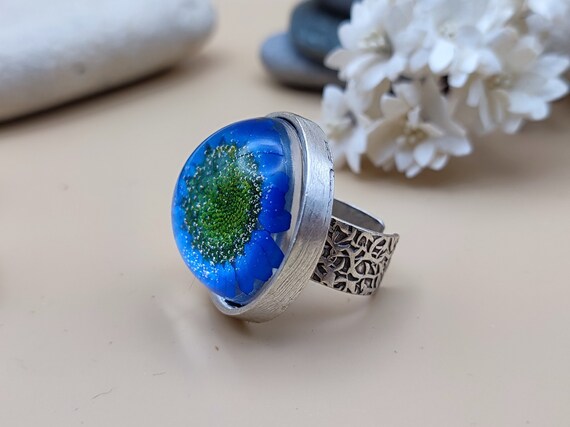 ハンドメイドのブルーデイジー樹脂リング：調節可能なシルバーメッキ