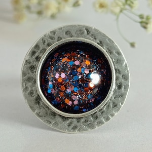 Antique Silver Circle Resin Ring Glittery, Shimmer Resin Circular Ring, Geometric Shape Hammered Ring, Simplistic Fashion Ring for Her