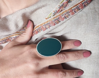 Anel robusto de resina verde jade: faixa ajustável em prata antiga
