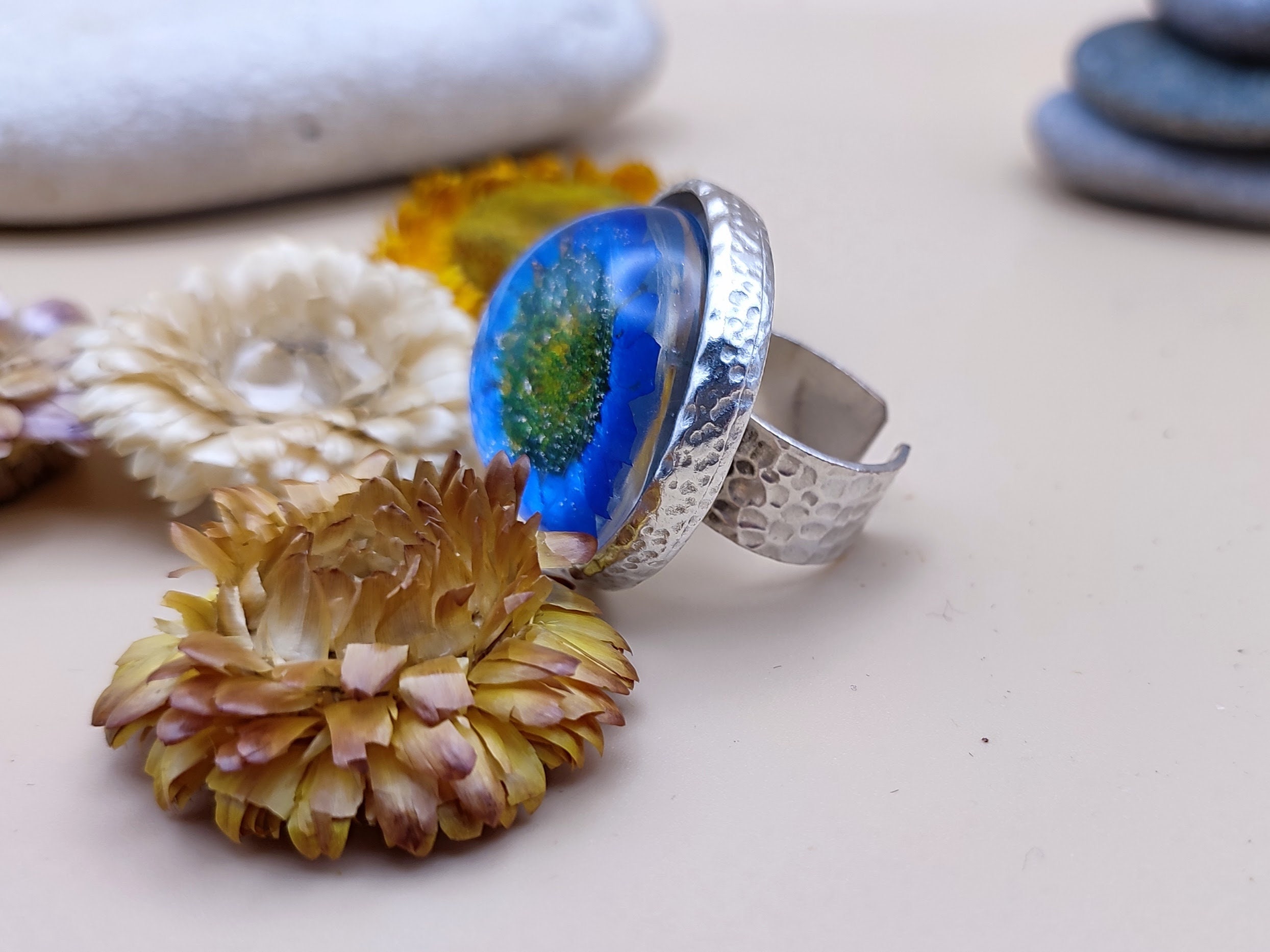 ハンドメイドのブルーデイジー樹脂リング：調節可能なシルバーメッキ