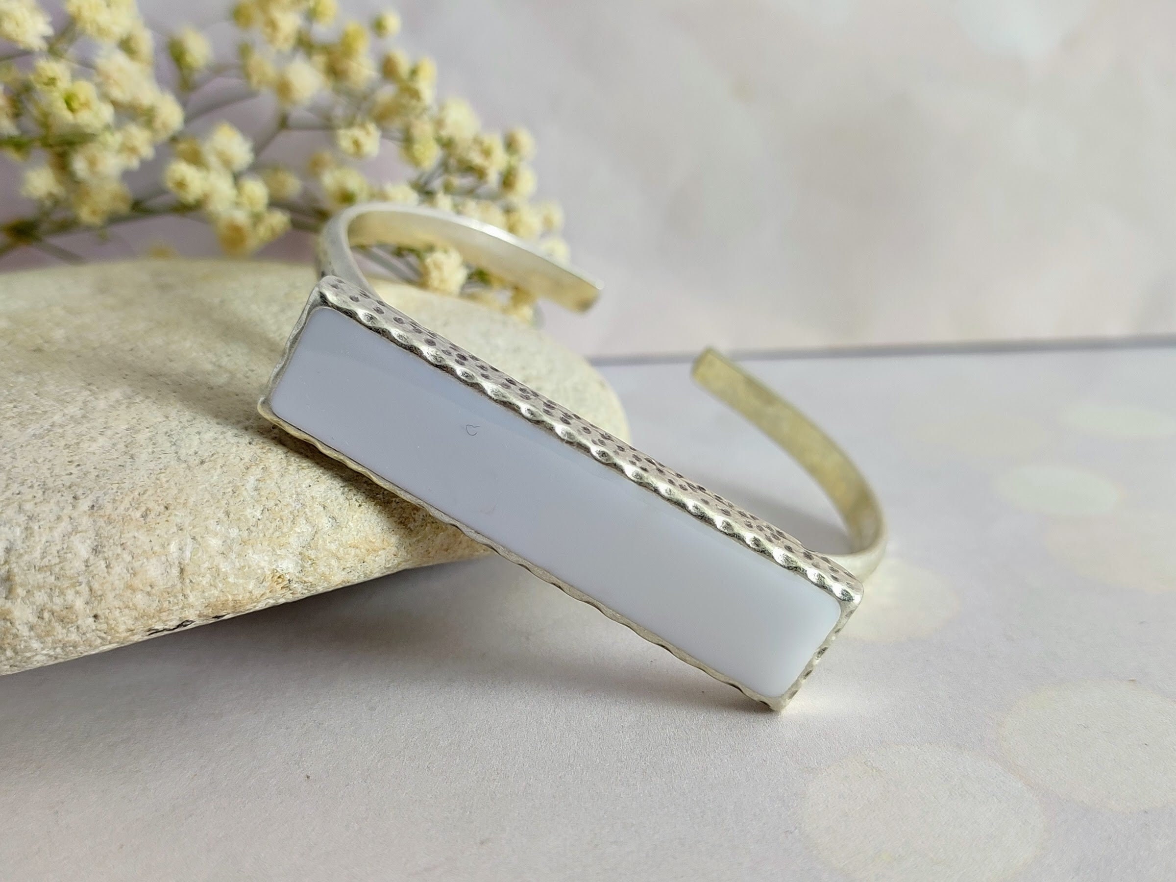 ホワイトレジンストーンブレスレット：ハンマー加工シルバーバングル