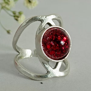 Red Glittery Resin Fashionable Ring, Antique Silver Simplistic Ring Dainty, Deep Red Eye Catching Shimmery Ring, Valentine Day Gift for Gf