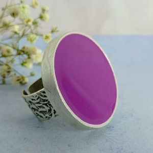 Grov fuchsia violett resinring: Antik silverarmband, handgjord i Yorkshire
