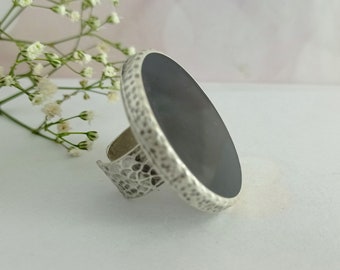 Bague tendance noire : grosse bague de cocktail en résine, monture en argent vieilli