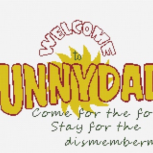 Könnte beinhalten: Ein Kreuzstichmuster mit dem Text WELCOME TO SUNNYDALE in Gelb mit roter Umrandung, einer gelben Sonnengrafik und dem Text Come for the food, Stay for the dismemberment in Dunkelgrün auf einem weißen Rasterhintergrund.