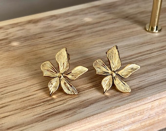 Flower ear studs, golden flower, stainless steel, minimalist, nature, metal flower, women's jewelry, quality