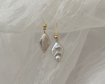 Earrings with irregular pearls