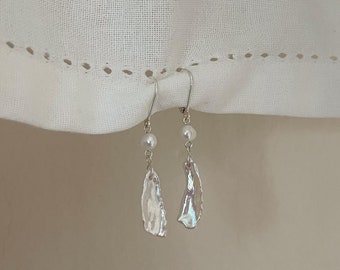 Hook earrings with pearls