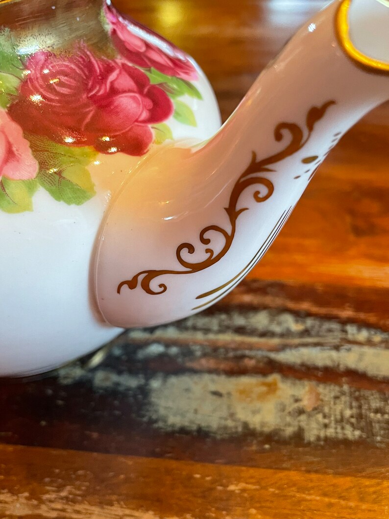 Stunning and RARE Royal Albert Old English Rose Teapot Pink Rose Floral