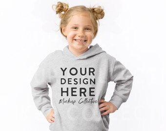 Mockup felpa con cappuccio per bambini / Mockup felpa con cappuccio per bambini / Mockup modello per bambini / Mockup stile di vita per bambini / Pelli di coniglio 3326 / Heather