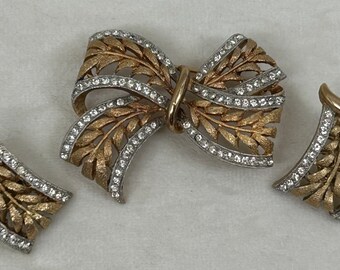 JJ JONETTE Brushed Gold Leaves With Rhinestones Bow Brooch & Clip Earrings