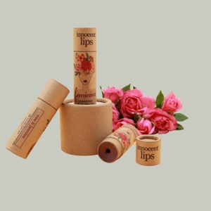 Bálsamo labial FEMININE Jasmine Rose: vegano, sin residuos, sin parabenos. Nutre los labios de forma natural con un toque floral y un rico tinte vino. imagen 2