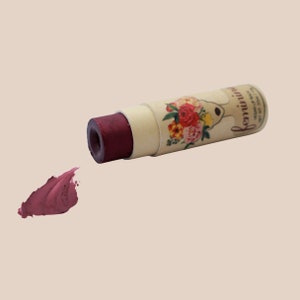 Bálsamo labial FEMININE Jasmine Rose: vegano, sin residuos, sin parabenos. Nutre los labios de forma natural con un toque floral y un rico tinte vino. imagen 3