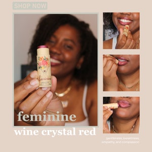 Bálsamo labial FEMININE Jasmine Rose: vegano, sin residuos, sin parabenos. Nutre los labios de forma natural con un toque floral y un rico tinte vino. imagen 1