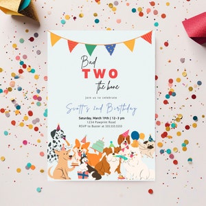 Pode incluir: Um convite de aniversário colorido com fundo azul e uma faixa de bandeiras. O texto diz "Bad Two the bone" e "Scott's 2nd Birthday". O convite inclui detalhes para a festa, incluindo a data, a hora, o endereço e as informações de RSVP. O convite apresenta um grupo de cães de desenho animado usando chapéus de festa e segurando presentes.