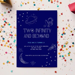 Pode incluir: Um convite azul marinho com ilustrações brancas de planetas, estrelas e um astronauta. O texto diz "TWO INFINITY AND BEYOND" e anuncia uma festa de aniversário para Rylie Mae. Inclui detalhes do evento e informações de RSVP.