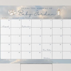 Könnte beinhalten: Ein Babyparty-Kalender mit einem Hintergrund aus bewölktem Himmel. Das Kalenderraster ist weiß mit Daten von August bis Oktober. Der Text "Erraten Sie die Ankunft von Baby Jordan" steht oben, mit Illustrationen zum Thema Baby.
