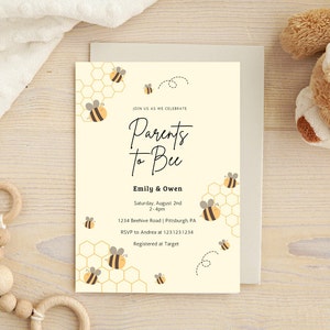 Może przedstawiać: Żółto-białe zaproszenie na baby shower z motywem pszczół. Zaproszenie zawiera napis "Join us as we celebrate Parents to Bee" wraz z imionami Emily & Owen, datą i godziną, adresem, informacjami RSVP i miejscem rejestracji pary.