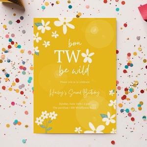 Pode incluir: Convite de aniversário amarelo com flores brancas e o texto "born TW* be wild". O convite é para o segundo aniversário de Hailey e inclui a data, a hora e o local da festa.