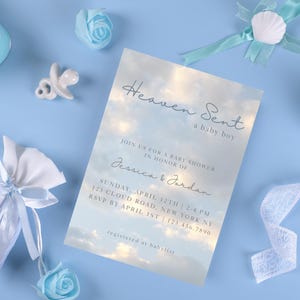 Könnte beinhalten: Eine Babyparty-Einladung mit einem blauen Himmel als Hintergrund und dem Text "Heaven Sent, a baby boy". Die Einladung enthält Datum, Uhrzeit, Ort und RSVP-Informationen.