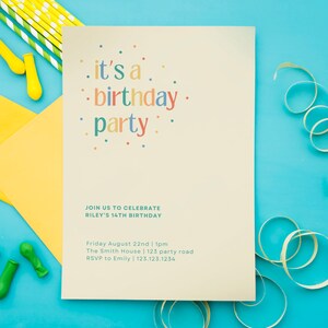 Pode incluir: Um cartão de convite bege com confete colorido e o texto "it's a birthday party" em uma fonte colorida. O convite detalha a festa de aniversário de 14 anos de Riley na sexta-feira, 22 de agosto, às 13h, na The Smith House, 123 party road. RSVP para Emily no 123.123.1234.
