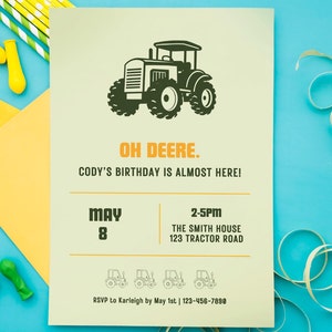 Pode incluir: Um convite de aniversário verde e amarelo com um trator de desenho animado e o texto "OH DEERE. CODY'S BIRTHDAY IS ALMOST HERE! MAY 8 2-5PM THE SMITH HOUSE 123 TRACTOR ROAD RSVP to Karleigh by May 1st | 123-456-7890"